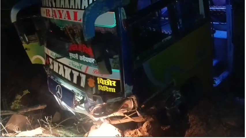 शिवपुरी के थाना खनियाधाना क्षेत्र में मध्यरात्रि में भोपाल से पिछोर जा रही बस अनियंत्रित होकर हुई दुर्घटनाग्रस्त, डायल-112 जवानों ने 03 घायल व्यक्तियों को पहुँचाया अस्पताल।